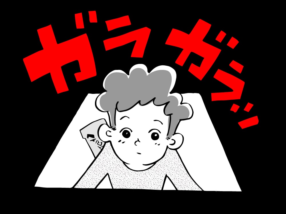 キッチンシンク下を開けるカズくん