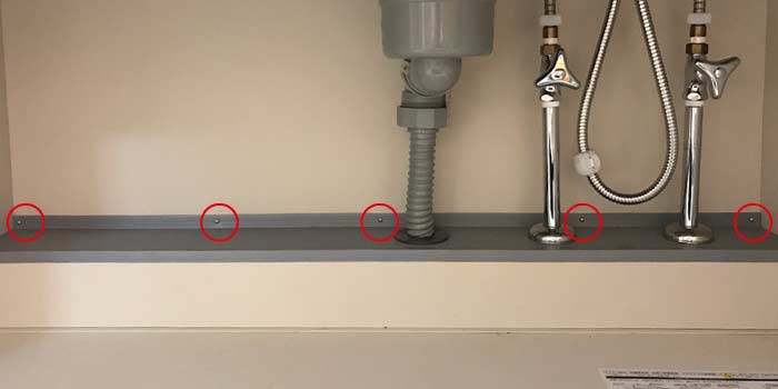 防臭キャップを確認したいので、蛇腹ホースの周りを外します。