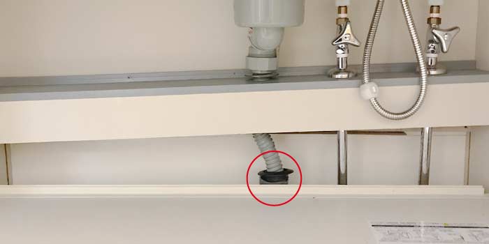 キッチンシンクしたの化粧板を外してみました。